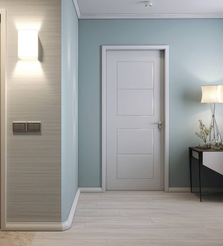 appartamento con focus su due porte interne una color legno e una bianca